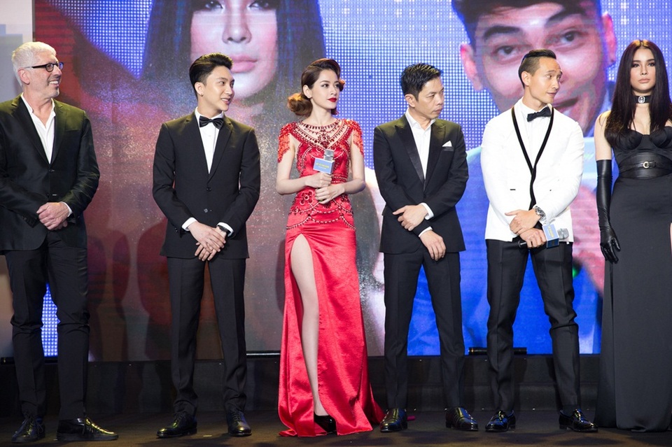 Tối ngày 12/12, dàn diễn viên: Thái Hòa, Kim Lý, Chi Pu, Diệp Lâm Anh, B Trần… đã hội ngộ, giao lưu với công chúng.