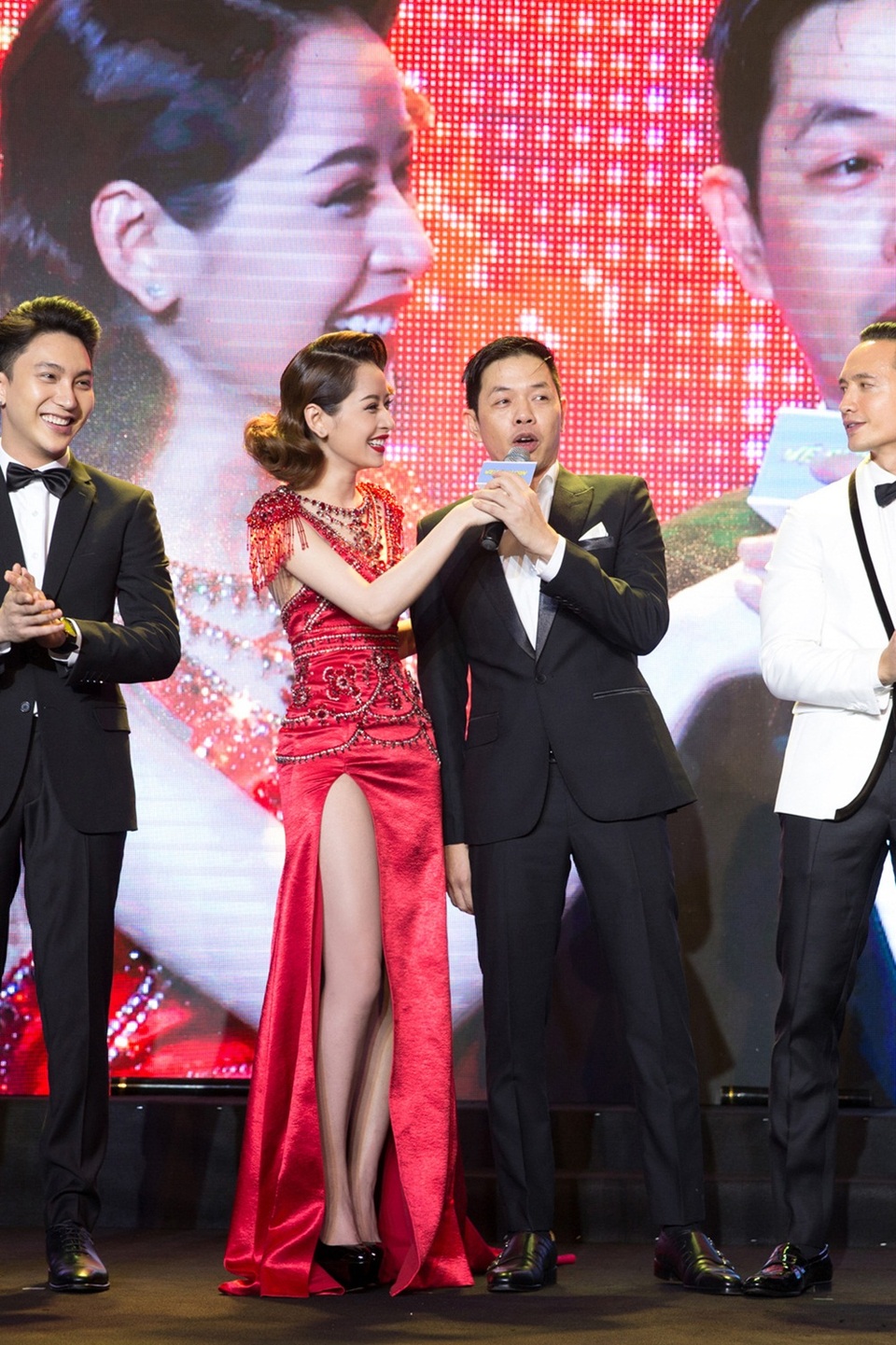 Nữ diễn viên còn khiến nhiều người bất ngờ khi dành những lời có cánh cho Thái Hòa, khen anh đẹp trai nhất trong dàn diễn viên nam.