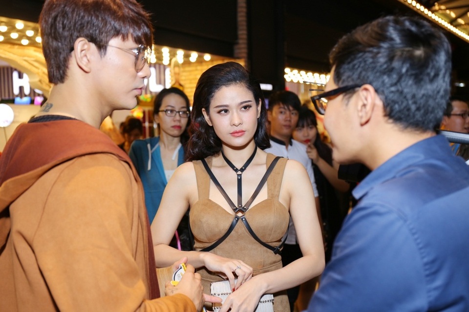 Tại đây, chàng soái ca Tim tận tình chỉnh sửa trang phục lại cho Trương Quỳnh Anh. Với những hành động nhỏ này, cả hai nhận được sự ủng hộ từ mọi người. Cặp đôi chăm chú trò chuyện cùng bạn bè.