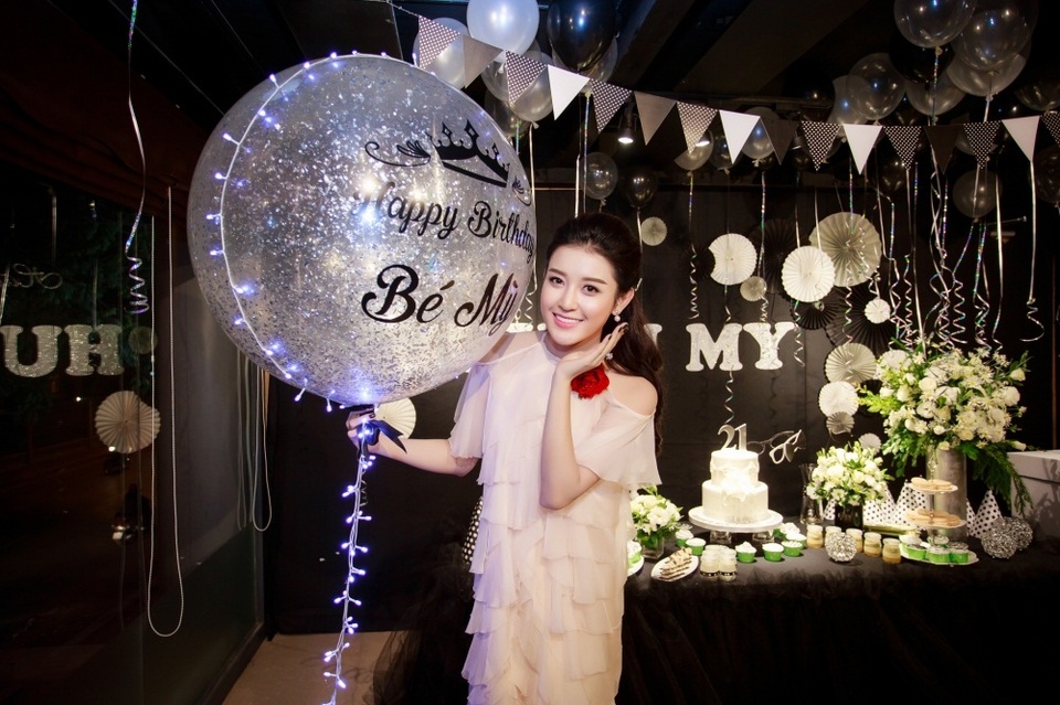 Á hậu Huyền My: “21 tuổi tôi lớn dần trong vòng tay gia đình” - 2 Á hậu Huyền My vừa bước sang tuổi 21.