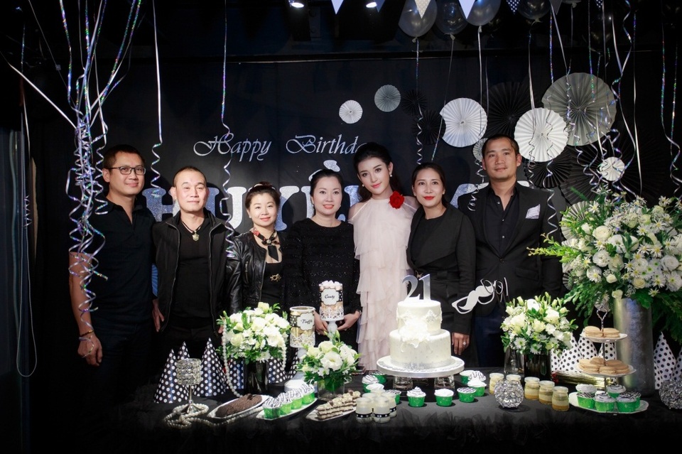Á hậu Huyền My: “21 tuổi tôi lớn dần trong vòng tay gia đình” - 9 Á hậu Huyền My: “21 tuổi tôi lớn dần trong vòng tay gia đình” - 9