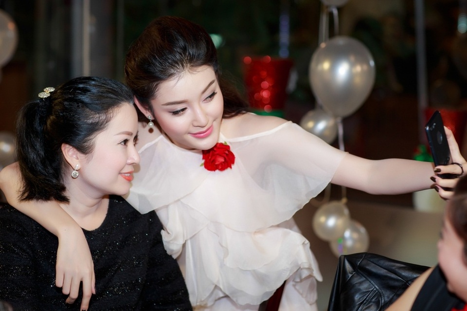 Á hậu Huyền My: “21 tuổi tôi lớn dần trong vòng tay gia đình” - 3 Huyền My tình cảm bên mẹ trong tiệc sinh nhật.