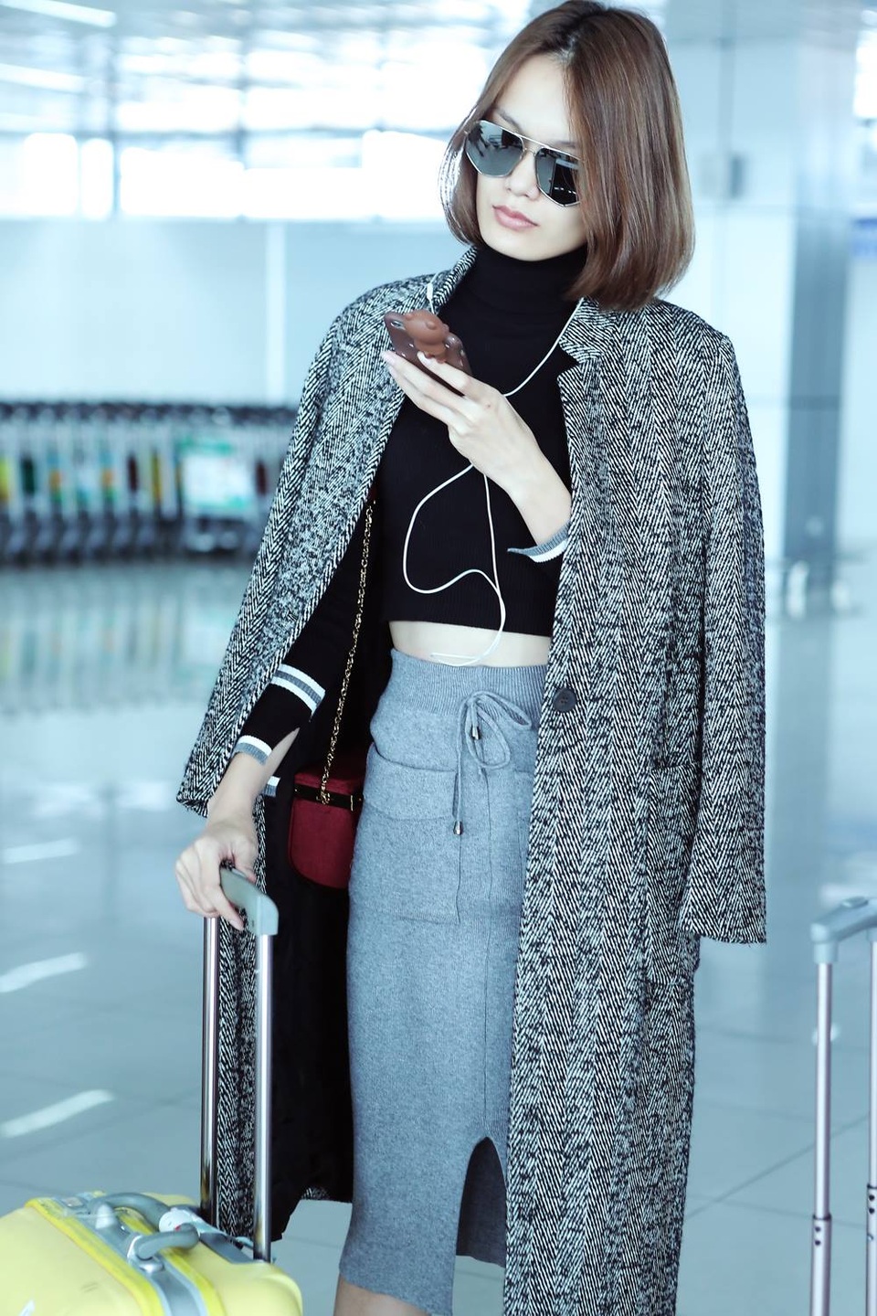 Xuân Lan cùng dàn mẫu đình đám khệ nệ xách vali ra Bắc - 9 Người mẫu Thanh Thảo.