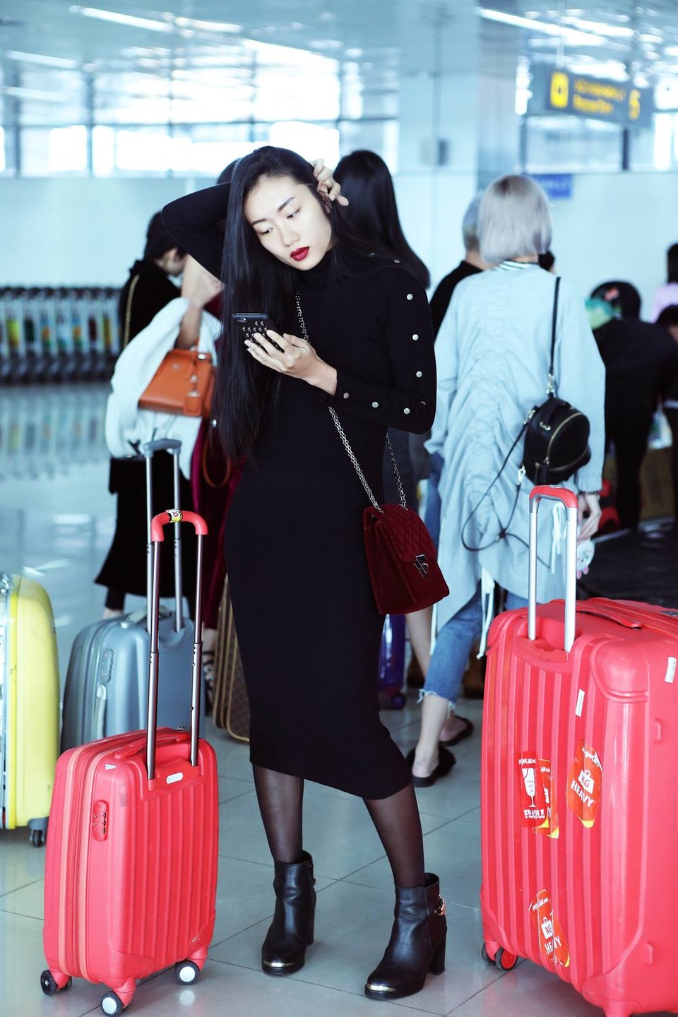 Xuân Lan cùng dàn mẫu đình đám khệ nệ xách vali ra Bắc - 7 Xuân Lan cùng dàn mẫu đình đám khệ nệ xách vali ra Bắc - 7