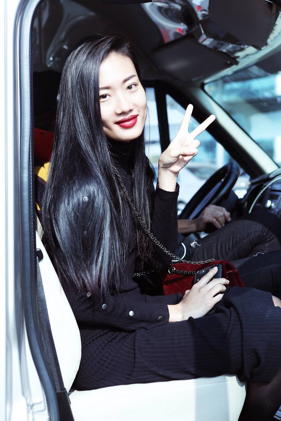 Xuân Lan cùng dàn mẫu đình đám khệ nệ xách vali ra Bắc - 8 Xuân Lan cùng dàn mẫu đình đám khệ nệ xách vali ra Bắc - 8