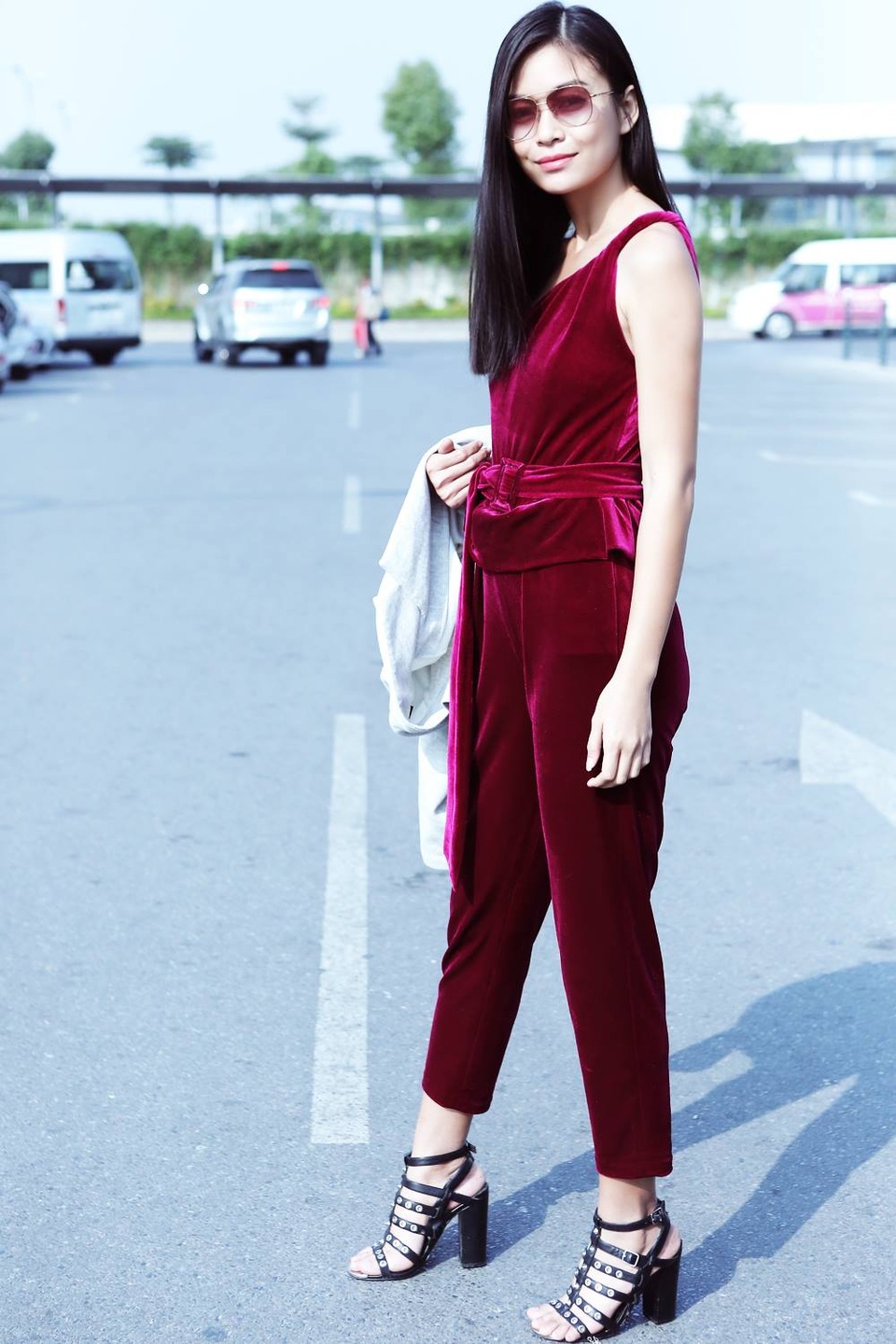 Xuân Lan cùng dàn mẫu đình đám khệ nệ xách vali ra Bắc - 2 Quán quân Vietnams Next Top Model Mâu Thủy.