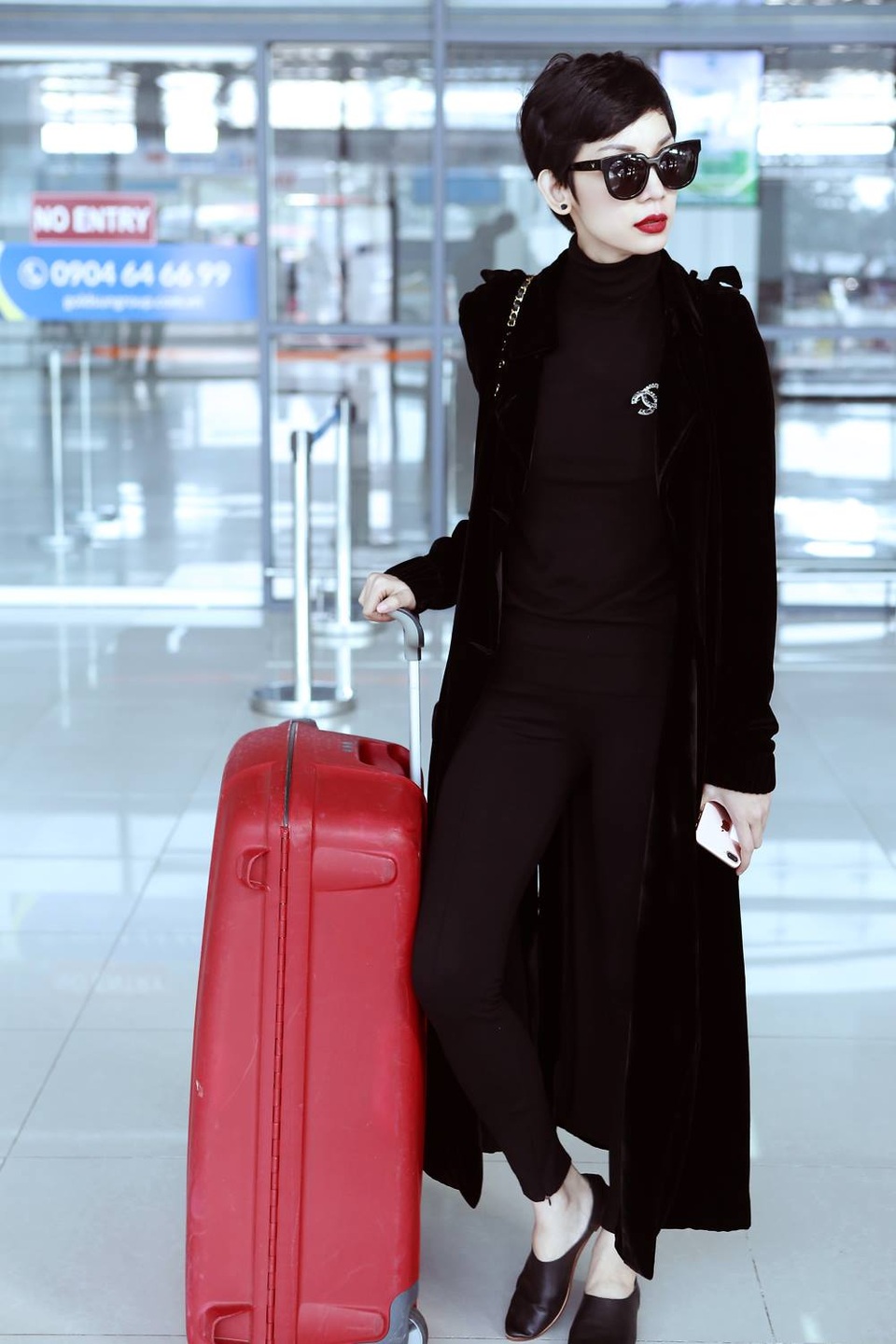 Xuân Lan cùng dàn mẫu đình đám khệ nệ xách vali ra Bắc - 4 Siêu mẫu Xuân Lan.