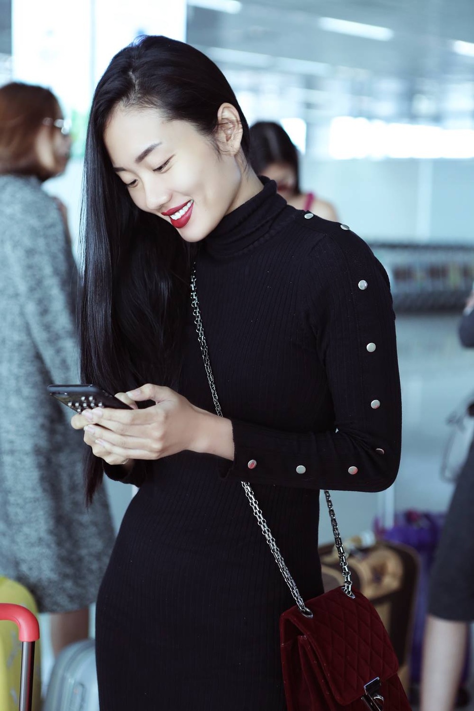 Xuân Lan cùng dàn mẫu đình đám khệ nệ xách vali ra Bắc - 6 Người mẫu Nhã Trúc.