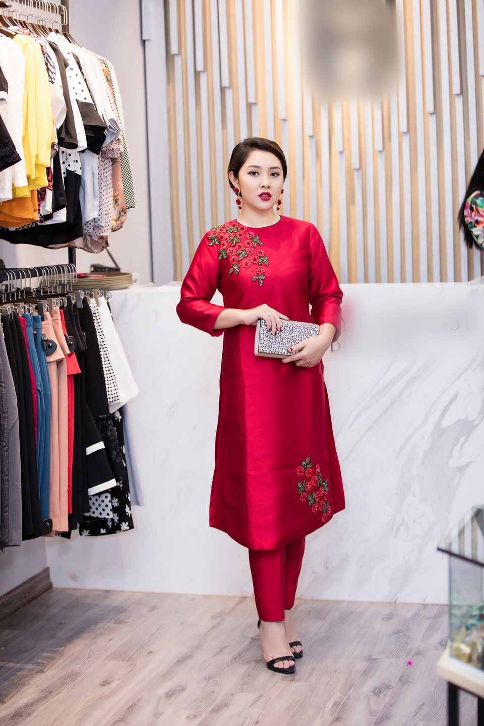 Mẹ Á hậu Tú Anh trẻ trung, nổi bật không kém con gái - 10 Bảo Trâm.