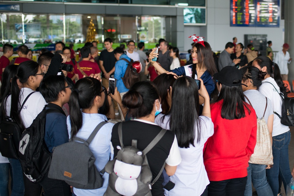 Dàn chân dài Hoa hậu Hoàn vũ thế giới đồng thanh chào bằng tiếng Việt - 8 Khá nhiều người hâm mộ háo hức chờ đợi để chào đón Lệ Hằng.