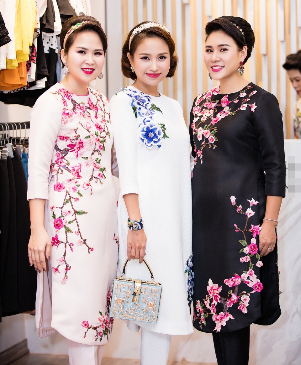 Mẹ Á hậu Tú Anh trẻ trung, nổi bật không kém con gái - 9 Vân Hugo, Ly Eva, Hà Minh Phúc.