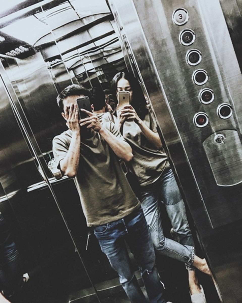 Viết tâm thư làm dấy tin đồn chia tay Cường Đôla, Hạ Vi nói gì? - 5 Cặp đôi cùng selfie trong thang máy.