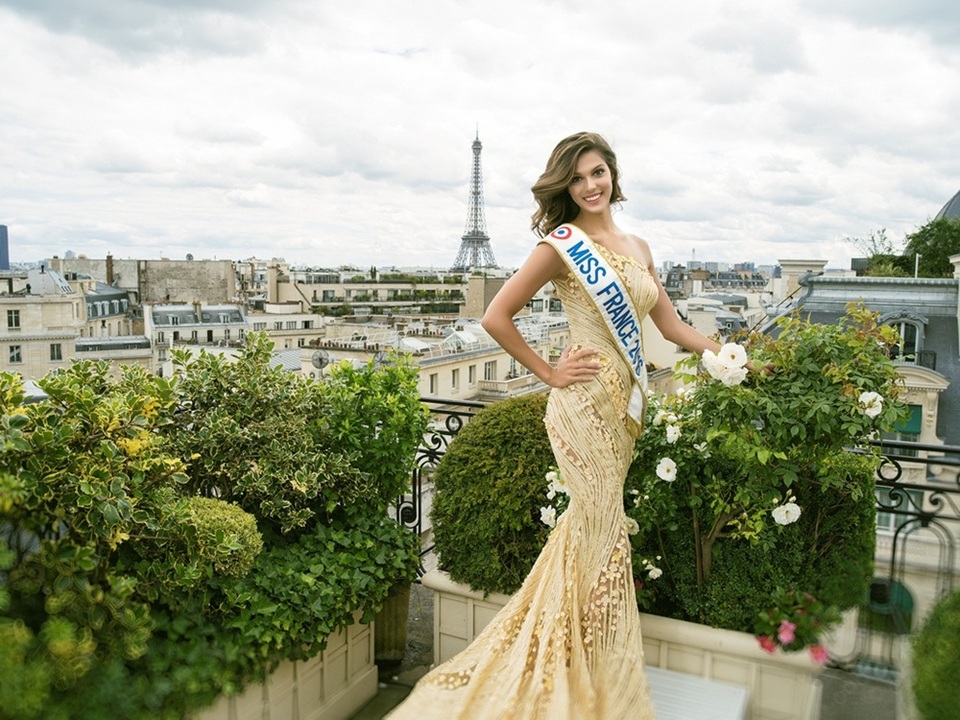 Hoa hậu Pháp lộng lẫy trong thiết kế Việt.