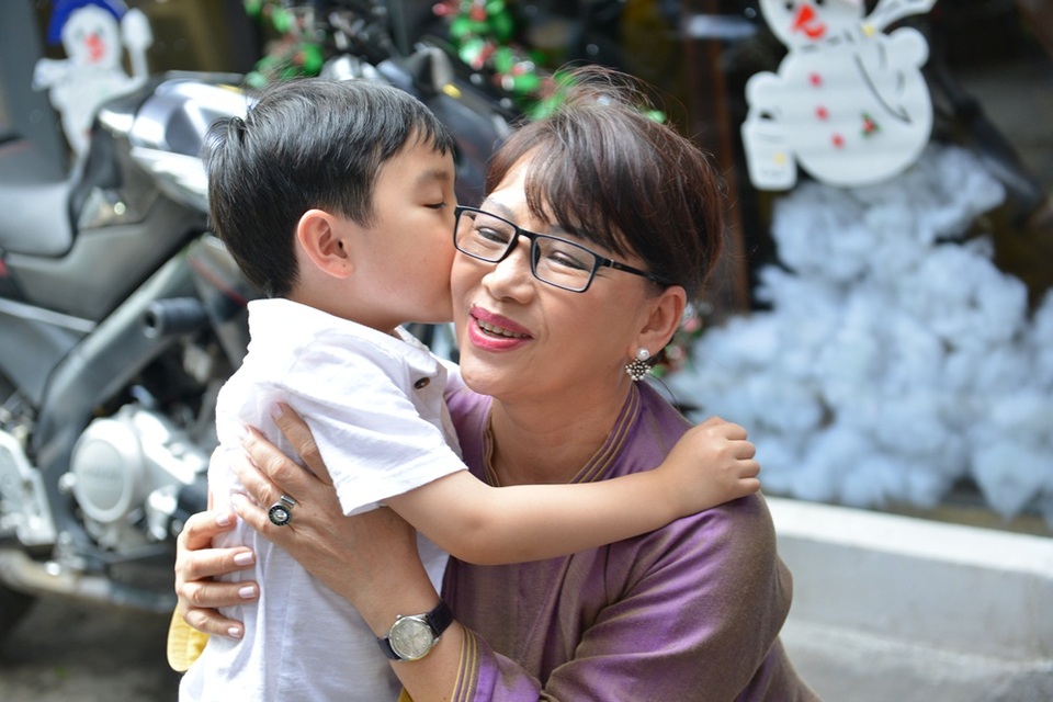 Thần đồng nhí ôm hôn em gái cố nhạc sĩ Trịnh Công Sơn để tỏ bày cảm ơn.