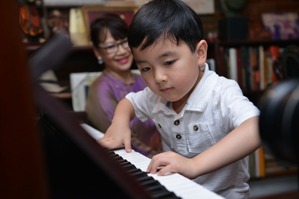 Cậu bé thể hiện những ngón đàn trong căn phòng đặc biệt của cố nhạc sĩ.