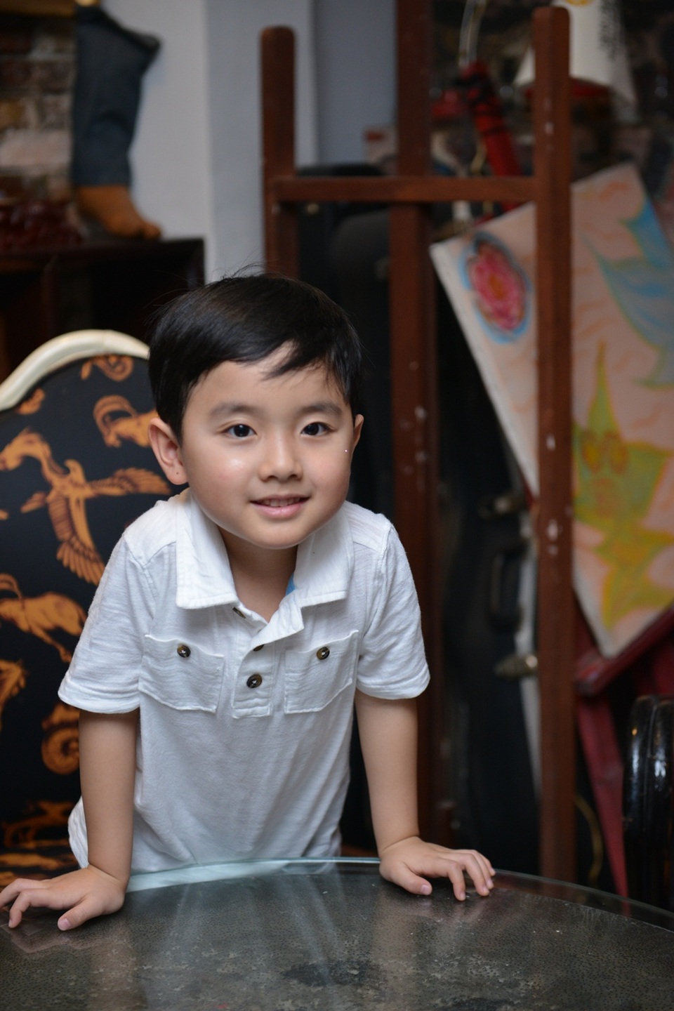 Cậu bé sở hữu một gương mặt sáng, khôi ngô.