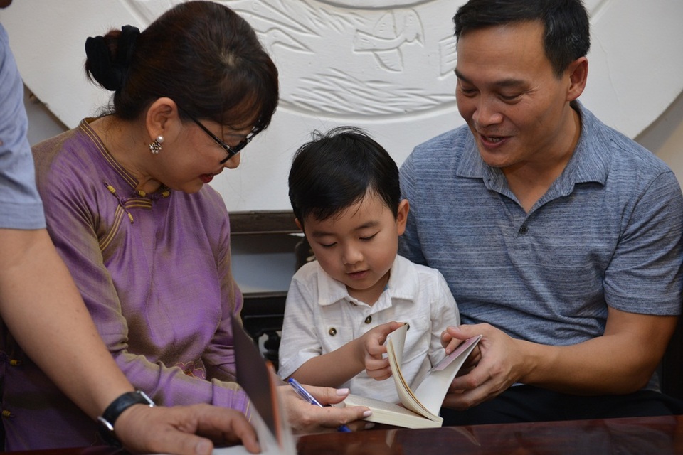 Evan Lê thích thú khi được tặng những quyển sách về nhạc sĩ Trịnh Công Sơn.