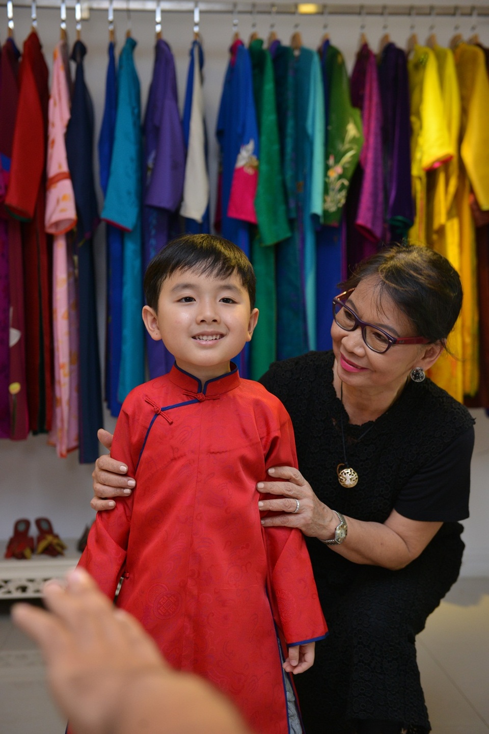 Cậu bé cũng được tặng chiếc áo dài do chính tay bà Trịnh Hoàng Diệu thiết kế.