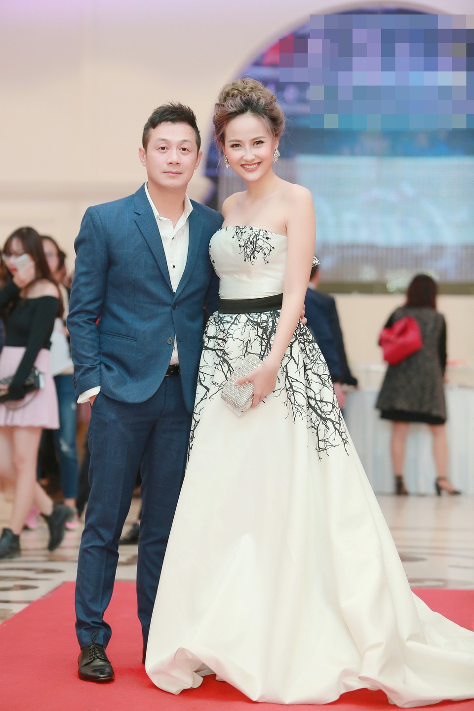 Khánh Ngân cùng MC Anh Tuấn là những thành viên trong ban giám khảo.