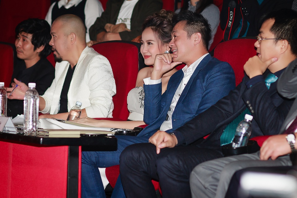 Trên ghế nóng, người đẹp The Face khá thân thiết với MC Anh Tuấn. Cả hai liên tục trò chuyện và cười đùa, thậm chí ghé sát vào nhau để cùng trao đổi về các thí sinh.