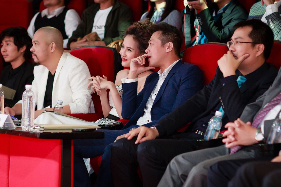 Khánh Ngân cho biết, đây là lần đầu tiên cô gặp gỡ MC Anh Tuấn ở ngoài đời. Cô từng rất hâm mộ anh nhiều năm trước khi Anh Tuấn vẫn còn dẫn MTV, Trò chơi âm nhạc. Mặc dù đã ngoài 40 tuổi nhưng MC Anh Tuấn vẫn trẻ trung, phong độ.