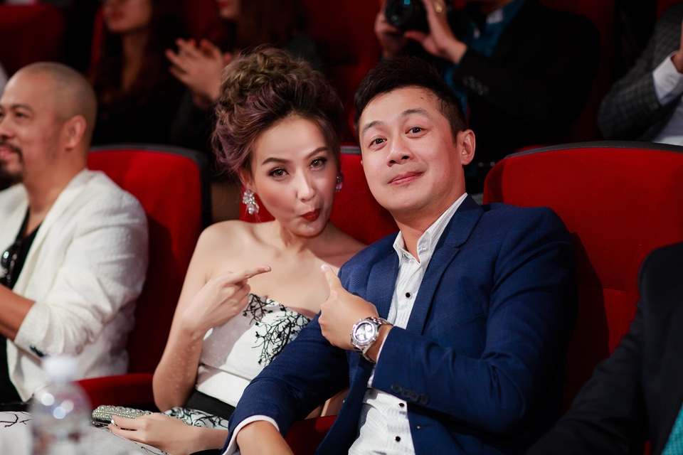 Khi được PV Dân trí hỏi, một người yêu công việc và quá bận như Anh Tuấn, làm sao để thực hiện tốt mục tiêu làm bố có trách nhiệm, nam MC cho biết: “Tôi luôn có quy tắc riêng, ví dụ, khi sống cùng các con, bận đến mấy tôi cũng phải dành thời gian đưa con đi học và đón con về. Nhiều tấm gương xung quanh, bạn sẽ nhìn thấy, họ cắm đầu cắm cổ làm việc và quên thời gian dành cho con khi con còn nhỏ là quan trọng nhất, đến khi già rồi, nhìn lại, con có vấn đề này khác, ân hận không còn kịp nữa”.