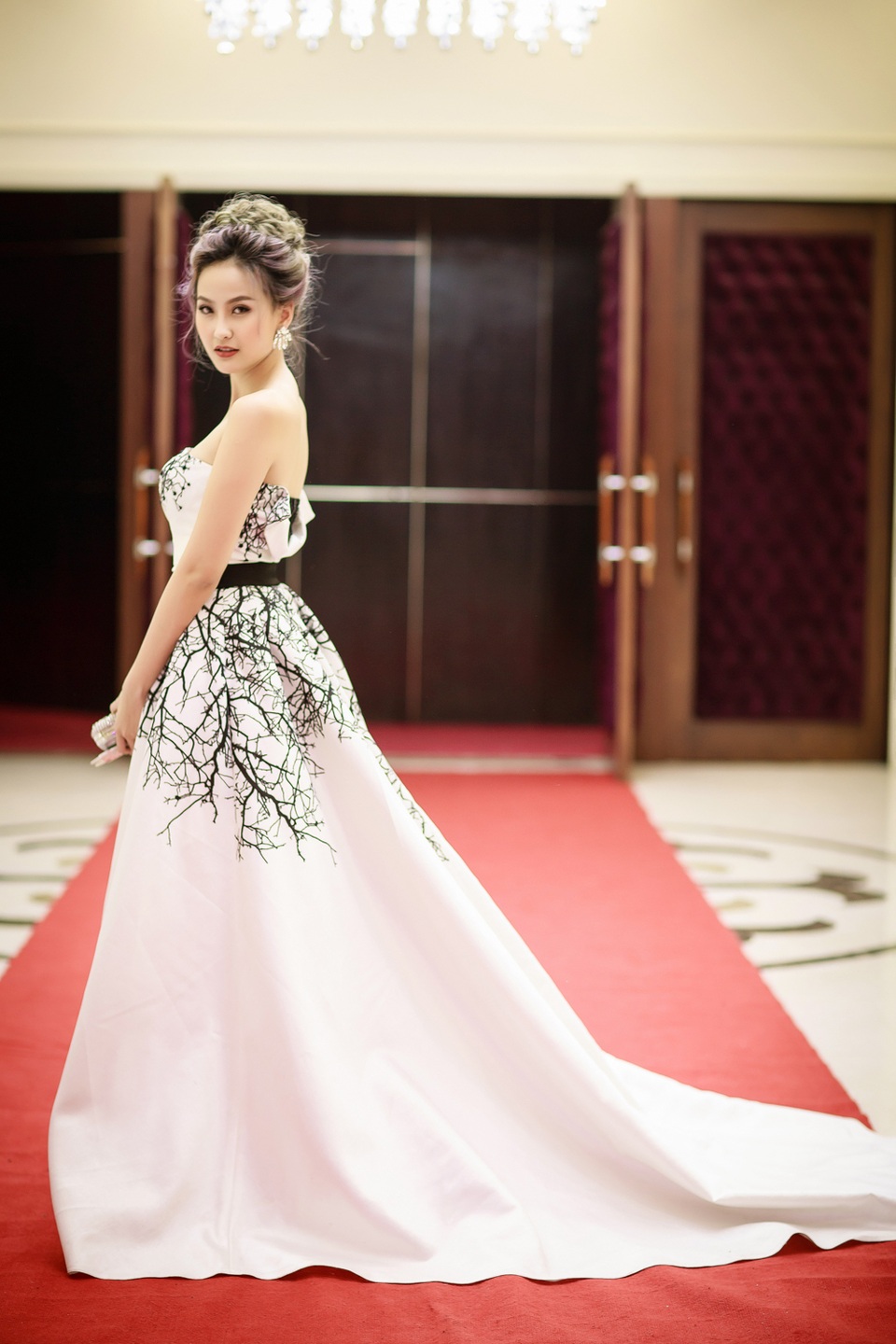 Bộ cánh màu trắng, điểm xuyết họa tiết cành cây khô màu đen tôn lên làn da trắng và giúp Khánh Ngân trở nên lộng lẫy giữa mùa đông Hà Nội.