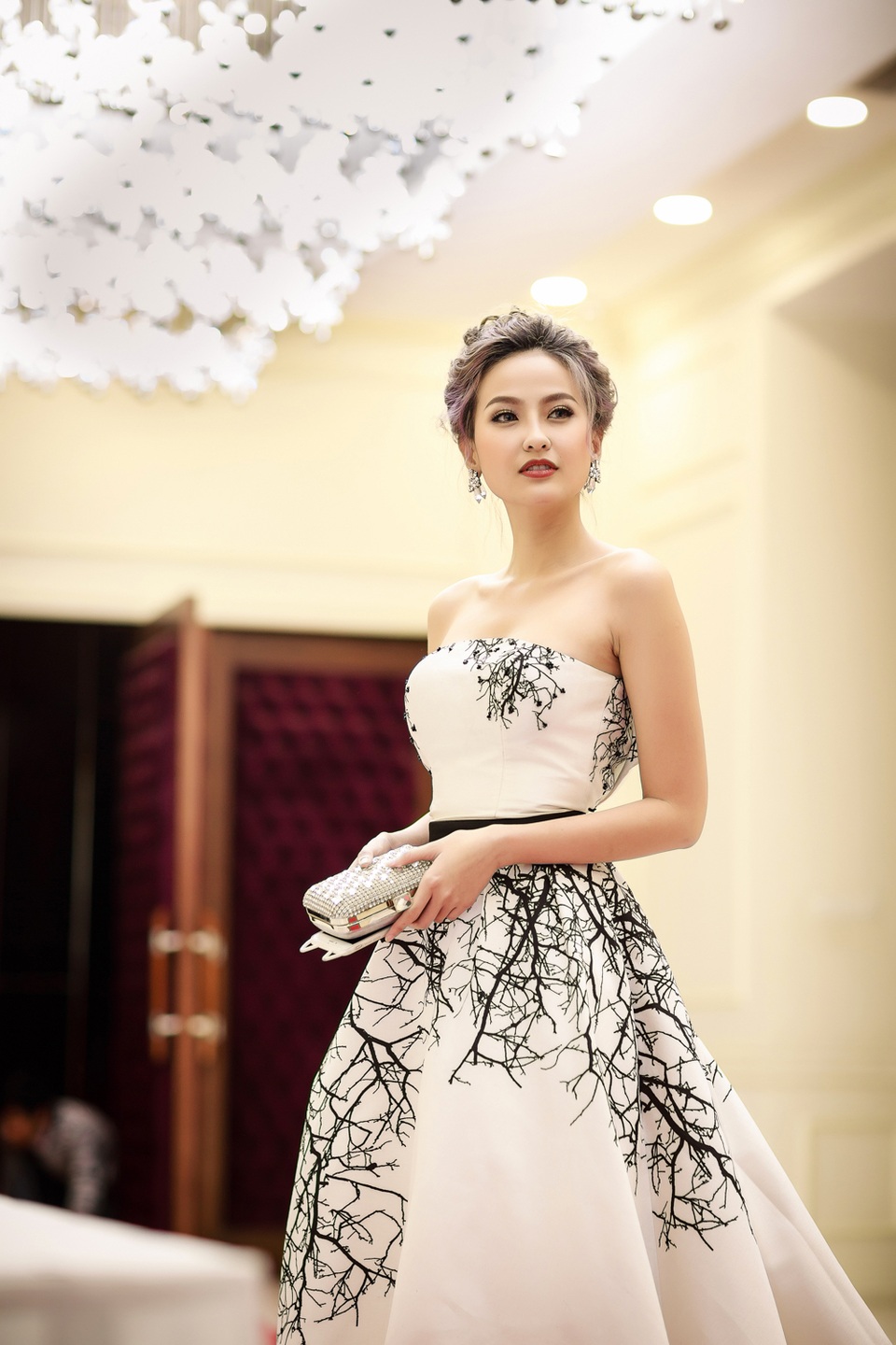 Vốn sở hữu gương mặt khả ái như Hoa hậu và vóc dáng mảnh dẻ, Khánh Ngân chọn bộ dạ hội màu trắng để tham dự chương trình. Trước khi đoạt Á quân The Face, Khánh Ngân cũng từng lọt Top 15 Hoa hậu Hoàn vũ Việt Nam 2015. Cô sở hữu chiều cao 1m72 cùng số đo 83,5-64-90.