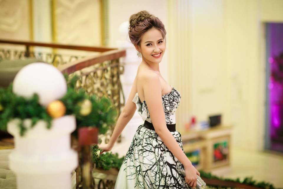 Tối 16/12, Khánh Ngân The Face rạng rỡ xuất hiện trong vai trò giám khảo một cuộc thi nhan sắc tại Hà Nội. Á quân The Face cho biết, cô vừa đáp chuyến bay ra thủ đô vào buổi chiều, sau đó vội vã trang điểm và chỉ kịp ăn nhẹ trước khi đến địa điểm chấm thi.