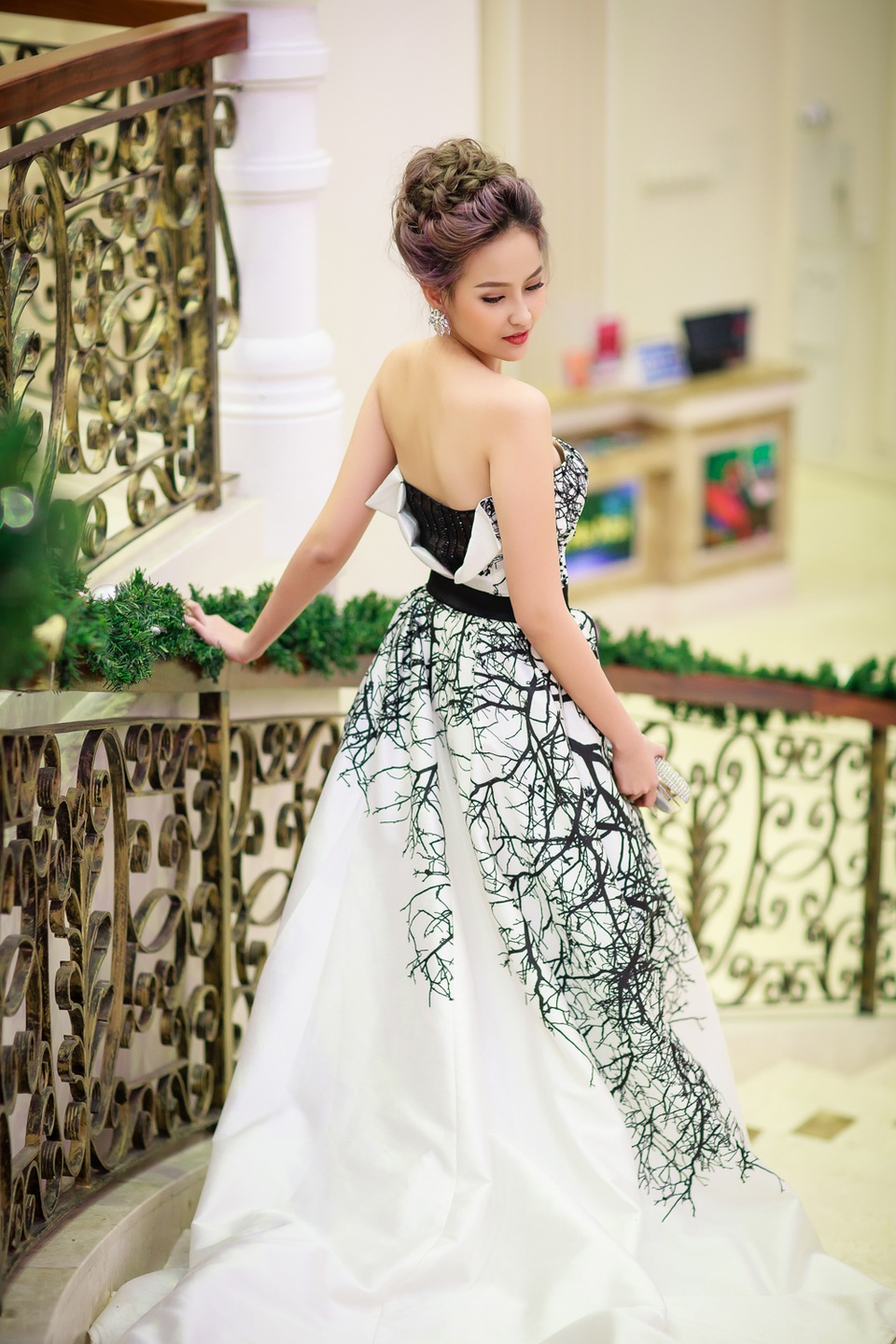 Về phía Khánh Ngân, từ khi trở thành Á quân The Face, Khánh Ngân có nhiều cơ hội phát triển sự nghiệp. Thu nhập của Khánh Ngân cũng tốt hơn trước. Người đẹp cho biết, cô được nhiều đạo diễn ngỏ lời đóng phim, nhưng cô chưa tự tin vào khả năng diễn xuất nên chưa nhận lời.