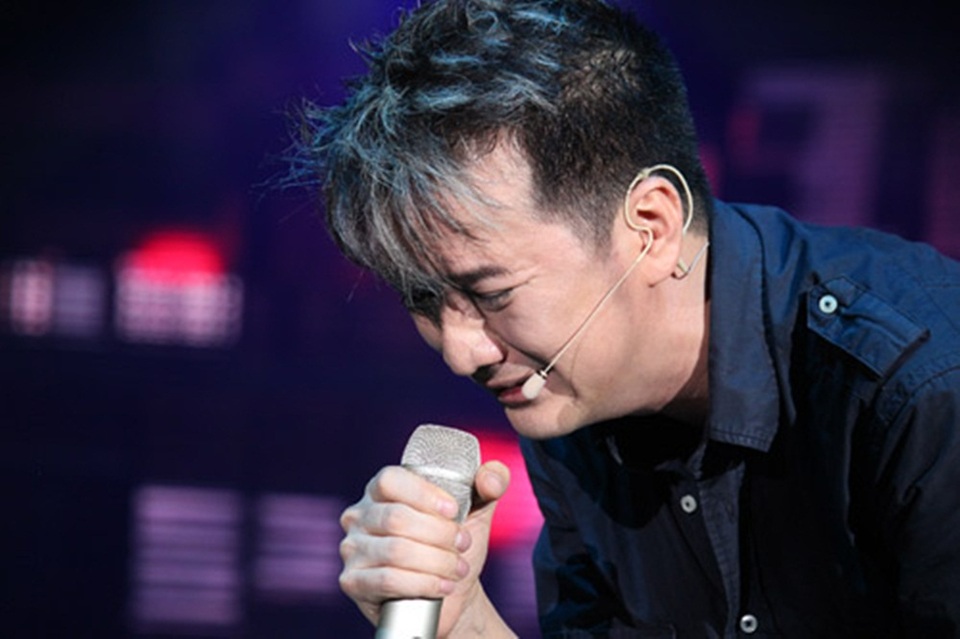 Sáng 14/12, trên trang cá nhân, nam ca sĩ Đàm Vĩnh Hưng khóc nghẹn ngào và tiết lộ một nỗi đau mà mình đã chịu đựng trong mấy chục năm là phải trả nợ cho mẹ với số tiền hơn 20 tỷ. Thông tin được đưa ra theo chia sẻ của Mr Đàm là “Một ca “đại phẫu” để giải quyết khối u mà nó đã đeo bám gia đình tôi suốt hơn 30 năm qua...” Đàm Vĩnh Hưng cho biết lý do mà mình phải lên tiếng việc mẹ ruột gây nợ suốt 30 năm qua vì đã gánh thay cho bà đến kiệt sức và không muốn ai khác là nạn nhân.