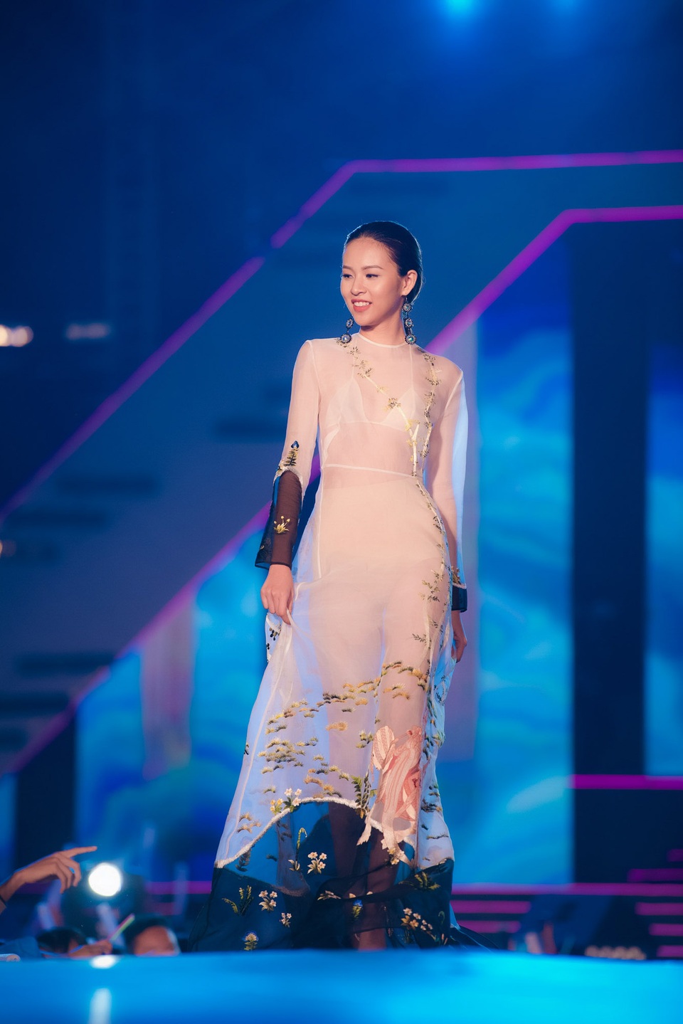 Mỹ Tâm, Tóc Tiên “quẩy” cùng hàng trăm “chân dài” đình đám giữa trời đông - 17 Quán quân The Face Phí Phương Anh xuất hiện như một nàng thơ.