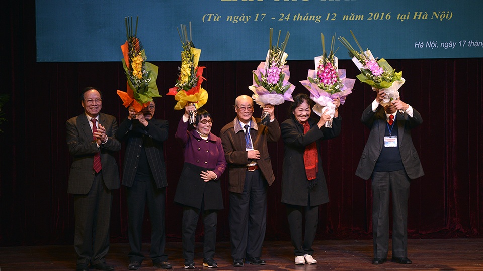 NSND Lê Tiến Thọ tặng hoa Hội đồng giám khảo của Liên hoan sân khấu thủ đô lần thứ hai - 2016.