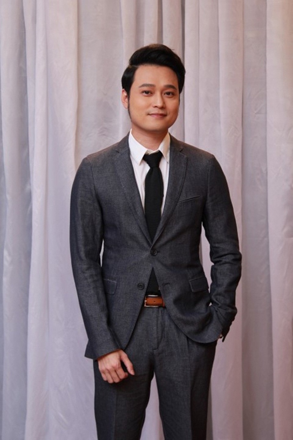 Biến cố lớn của gia đình khiến Quang Vinh mang nỗi buồn sâu kín. Nam ca sĩ trải lòng, bản thân anh dù gặp những tổn thương về tình cảm gia đình nhưng vẫn khát khao hạnh phúc và sẽ cố gắng gây dựng hạnh phúc. Bởi sau nỗi buồn ấy thì anh tin rằng, anh sẽ đủ bản lĩnh và kinh nghiệm để vượt qua những sóng gió và sống tốt hơn với những gì đã trải qua.