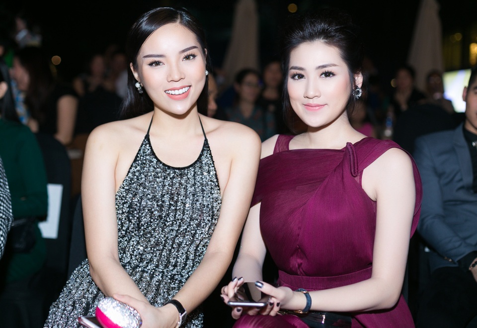 Kỳ Duyên đắn đo trở thành người mẫu chuyên nghiệp sau chuỗi thị phi - 8 Tại sự kiện cô vui vẻ hội ngộ đàn chị là Á hậu Tú Anh.