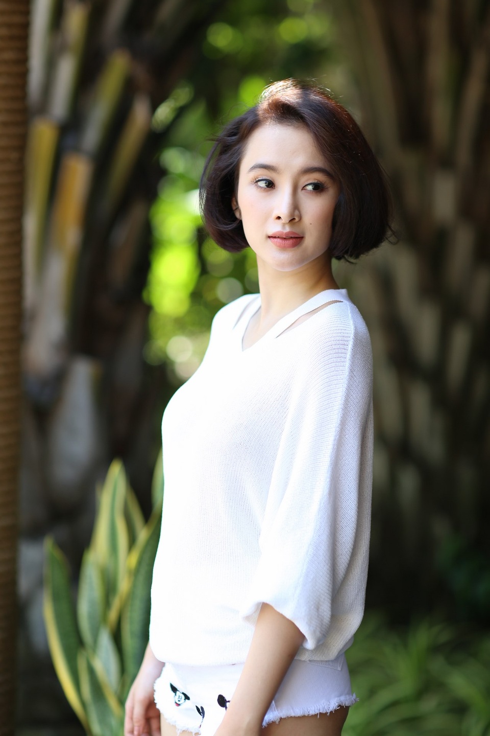 Để chuẩn bị cho vai tiểu thư cá tính, sang chảnh, Angela Phương Trinh cắt tóc ngắn đầy khác lạ.