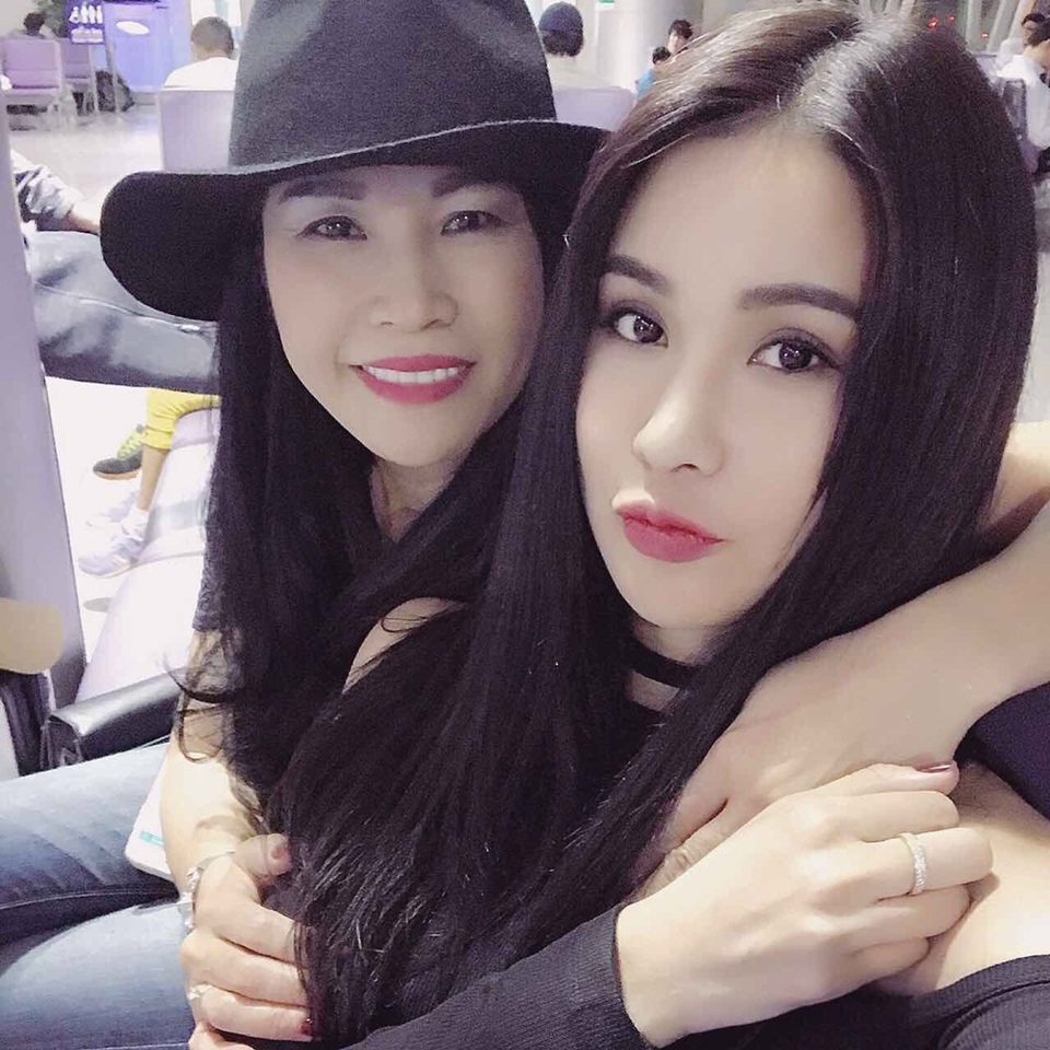 Sau nghi án “dao kéo”, Diệp Lâm Anh tình tứ bên con nuôi ngôi sao Thành Long - 1