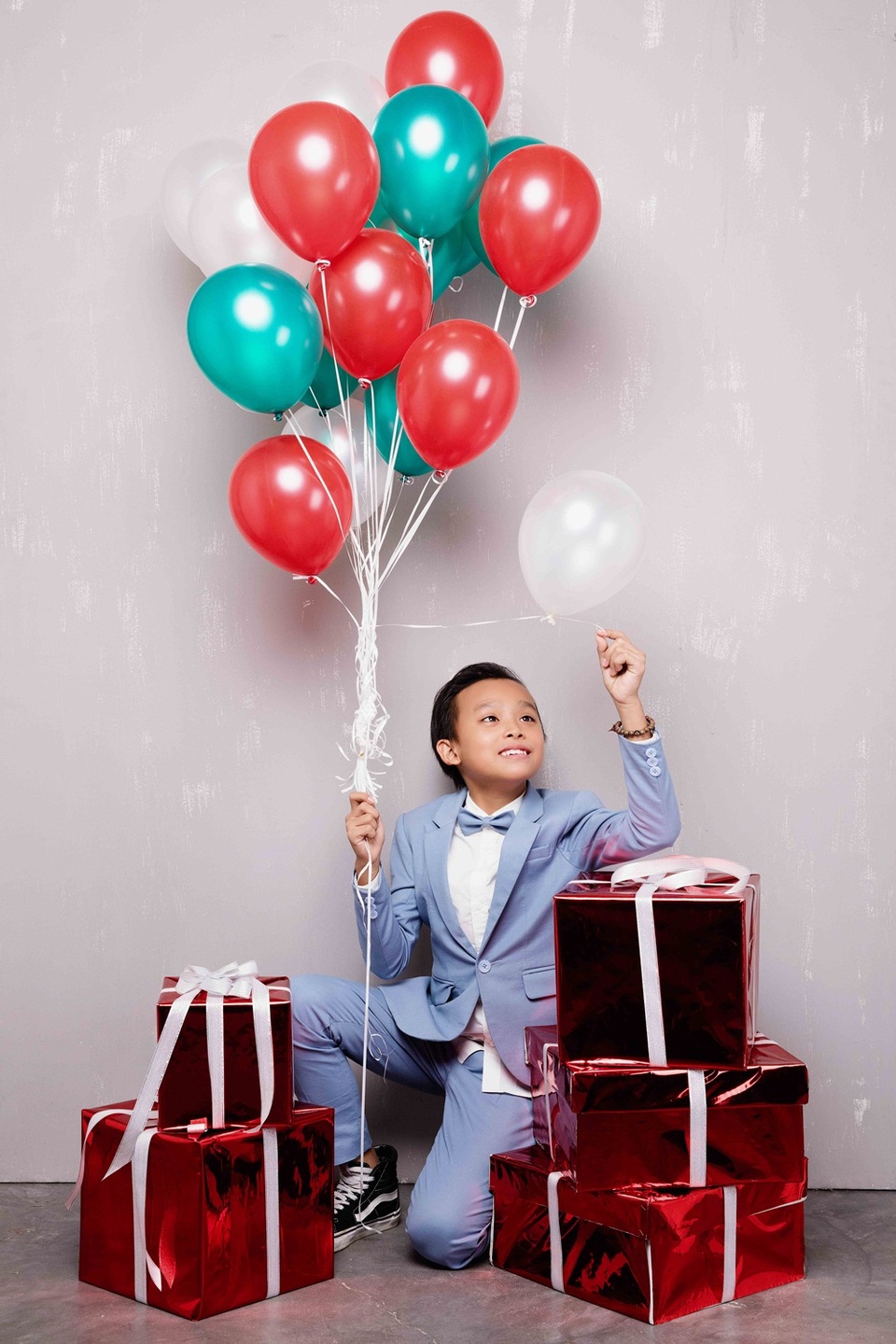 Hồ Văn Cường lần đầu được mặc vest đón Noel cùng chị gái nuôi - 10 Hồ Văn Cường lần đầu được mặc vest đón Noel cùng chị gái nuôi - 10
