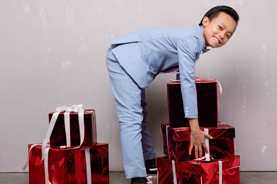 Hồ Văn Cường lần đầu được mặc vest đón Noel cùng chị gái nuôi - 2 Nhiều ca khúc của Hồ Văn Cường thể hiện trong cuộc thi vẫn được khán giả tìm nghe lại.