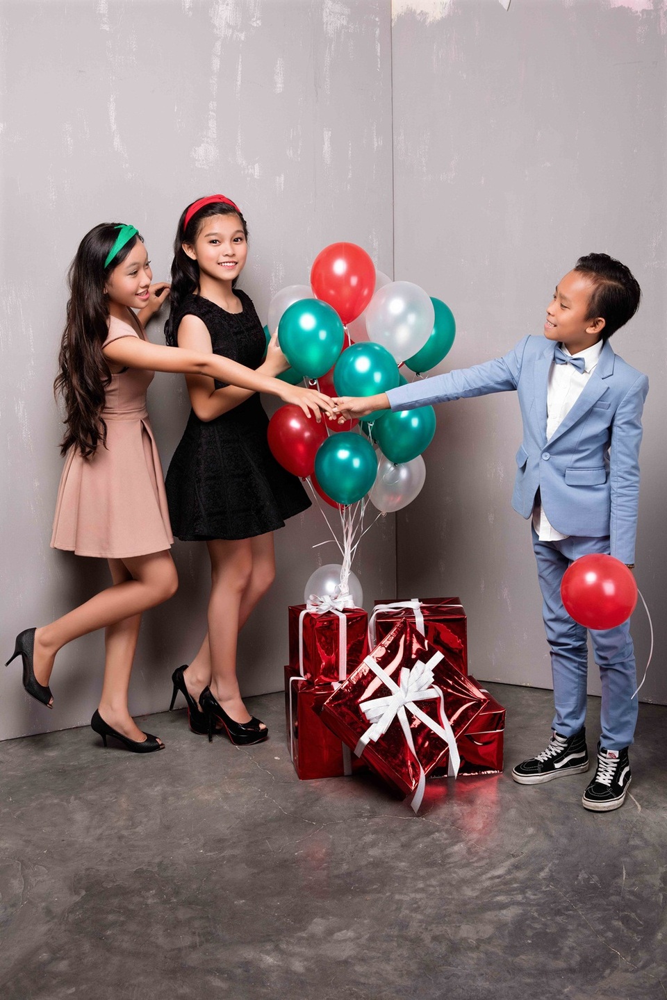 Hồ Văn Cường lần đầu được mặc vest đón Noel cùng chị gái nuôi - 7 Hồ Văn Cường lần đầu được mặc vest đón Noel cùng chị gái nuôi - 7