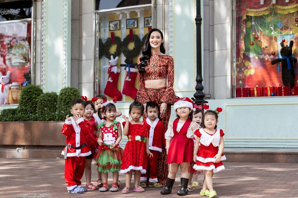 Để diện trang phục này, các bạn gái cần có vòng eo con kiến, săn chắc và đôi chân dài.