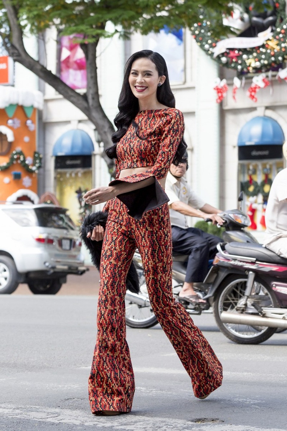 Bộ trang phục sẽ khéo léo tôn vóc dáng và nét quyến rũ cho các nàng khi một mình bước giữa phố đông người.