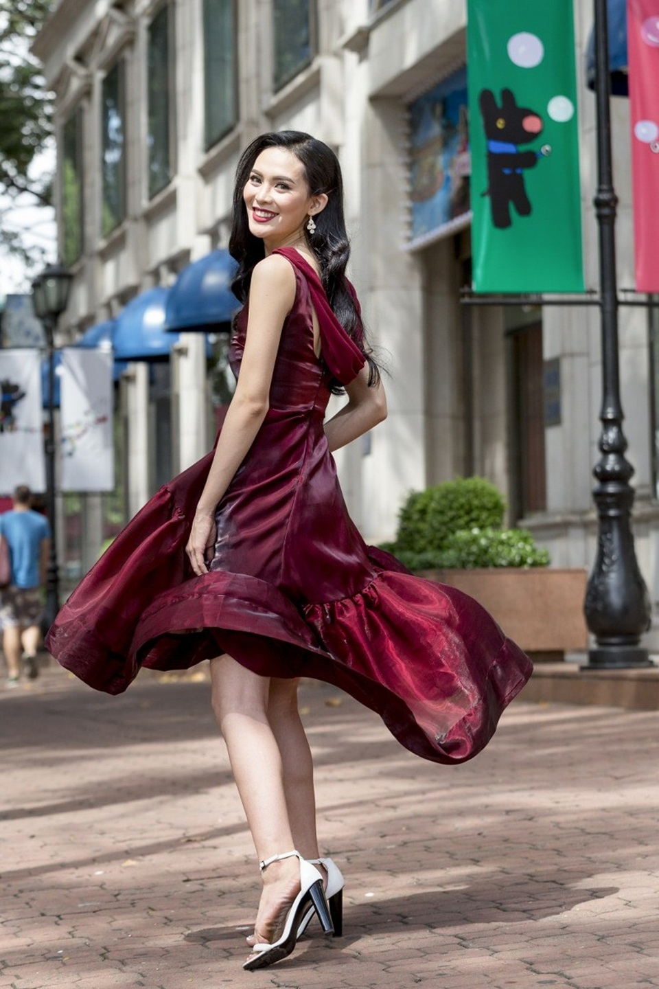 Chất liệu lụa kết hợp voan, các đường cắt may khéo léo tạo cho chiếc váy sóng sánh mỗi khi bước đi.