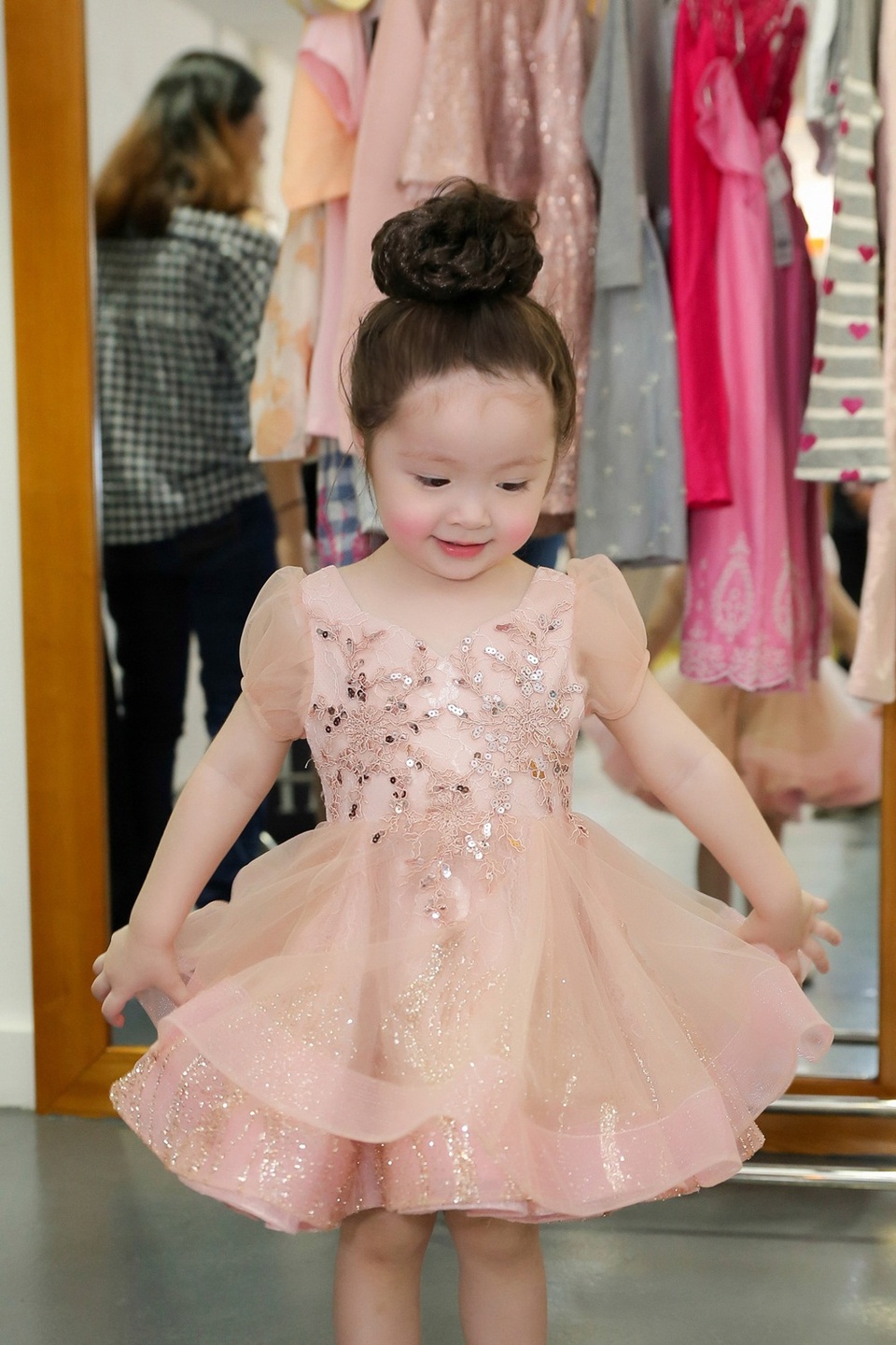 Đi kèm với những đôi giày xinh, váy đẹp... thì cô bé còn có những biểu cảm vô cùng đáng yêu.