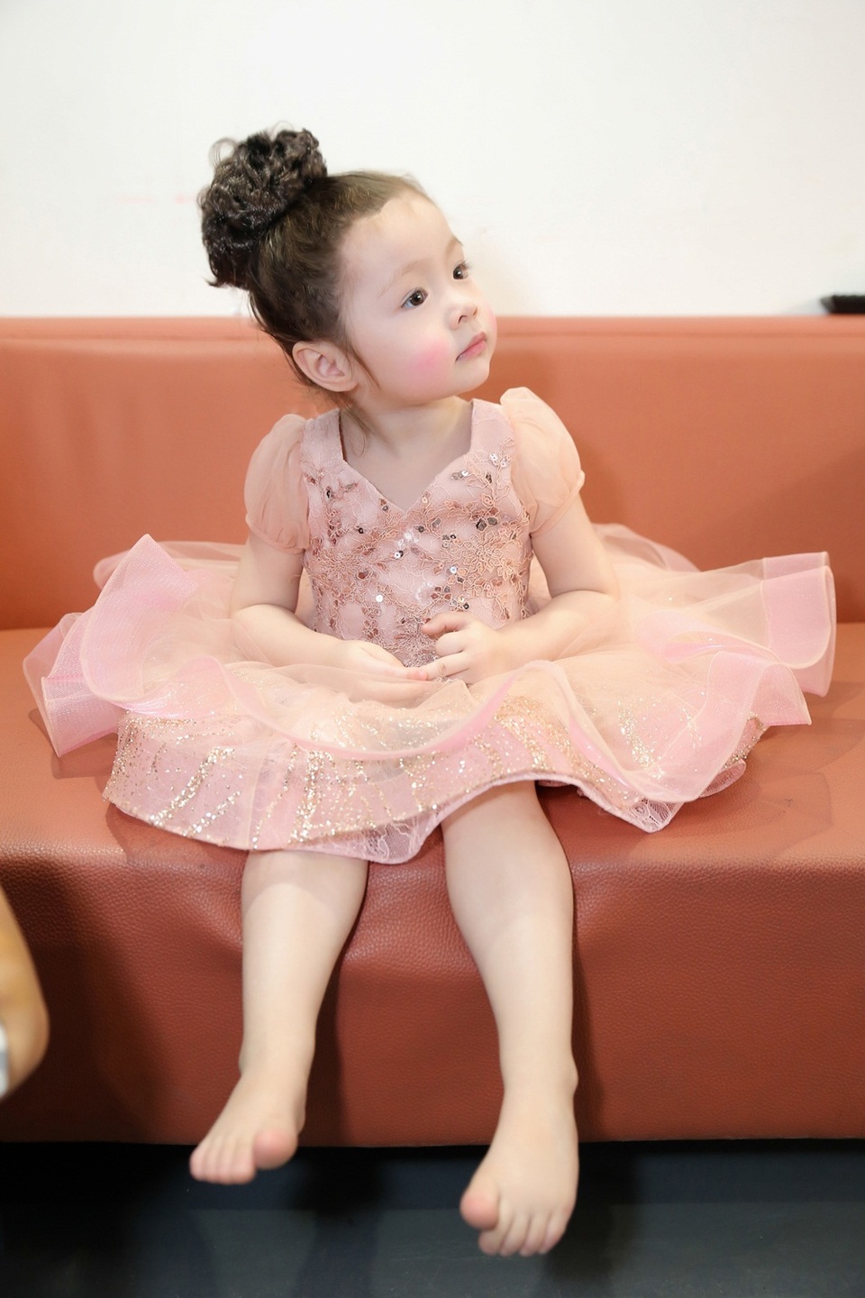 Được tập tính tự lập từ nhỏ, bé Cadie rất chững chạc so với bạn bè cùng trang lứa, cô bé rất ngoan ngoãn ngồi đợi trang điểm chuẩn bị cho buổi shooting, không quấy khóc làm phiền đến mẹ.