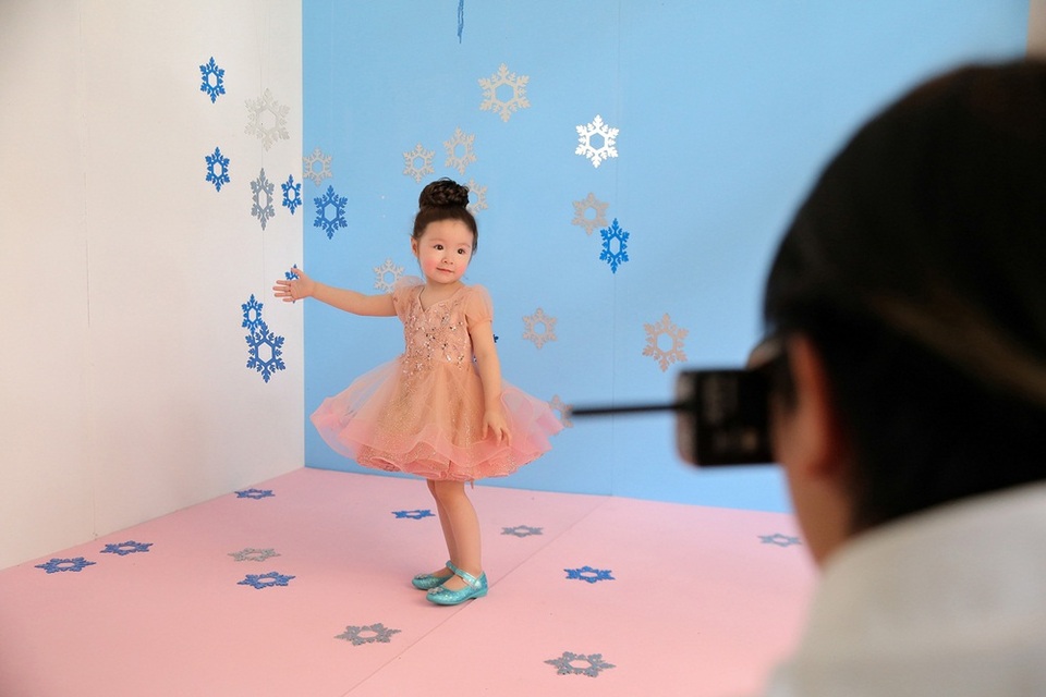 Cadie vừa xuất hiện trong vai trò người mẫu ảnh cho một thương hiệu Việt nổi tiếng cùng với sự hộ tống của mẹ - Elly Trần. Khi vào lại công việc, cô bé lại tiếp tục tạo dáng như một người mẫu thực thụ.