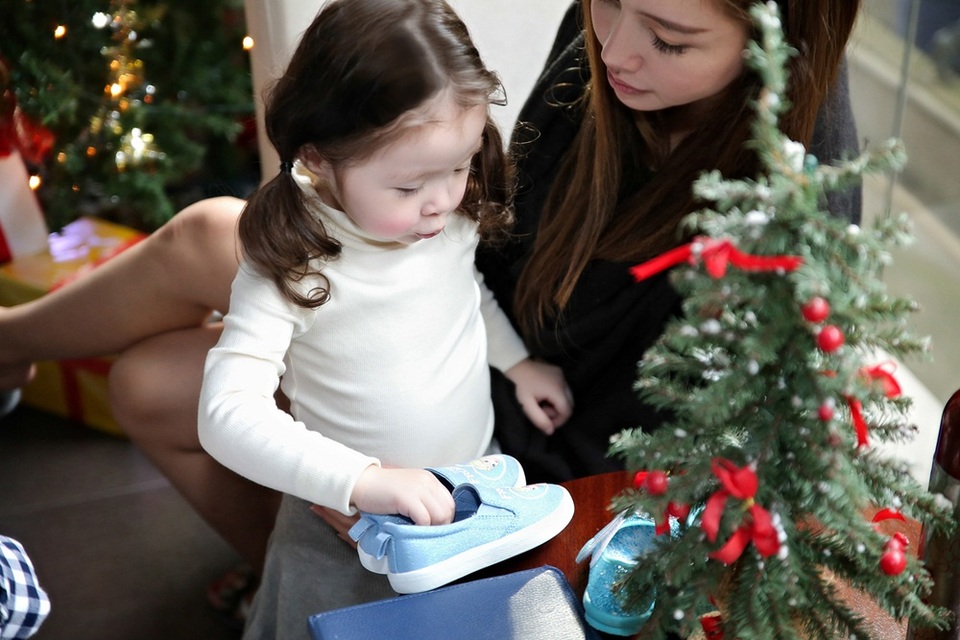 Dù bận rộn với lịch làm việc dày đặc, Elly Trần tranh thủ chút giờ nghỉ ngơi ngắn ngủi để tự tay chăm sóc cho cô con gái cưng của mình. Dù không có thời gian để make up, Elly Trần vẫn gây ấn tượng bởi nét đẹp tự nhiên.