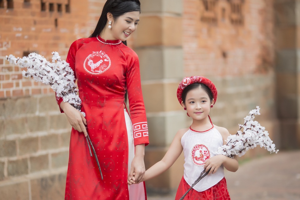 Bé Bảo Ngọc “Gương mặt thân quen” chuyên nghiệp làm mẫu cùng HH Ngọc Hân - 14 Bé Bảo Ngọc “Gương mặt thân quen” chuyên nghiệp làm mẫu cùng HH Ngọc Hân - 14
