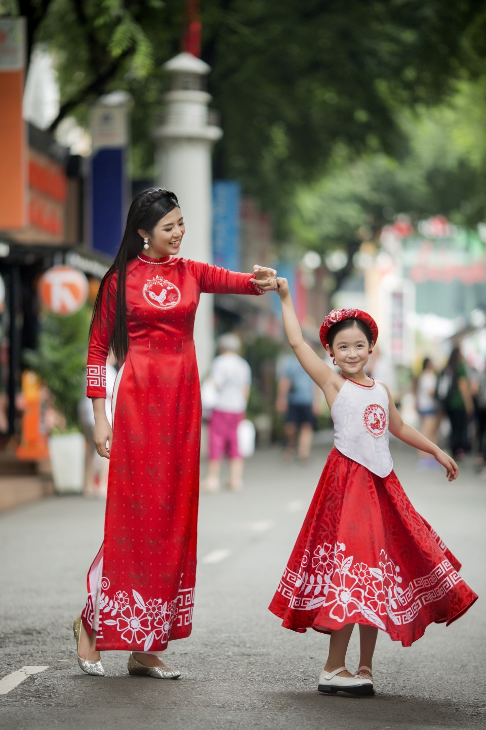 Bé Bảo Ngọc “Gương mặt thân quen” chuyên nghiệp làm mẫu cùng HH Ngọc Hân - 1 Hai cô cháu có rất nhiều kỉ niệm vui trong quá trình làm việc chung vì bé Bảo Ngọc nổi tiếng lém lỉnh, đáo để.