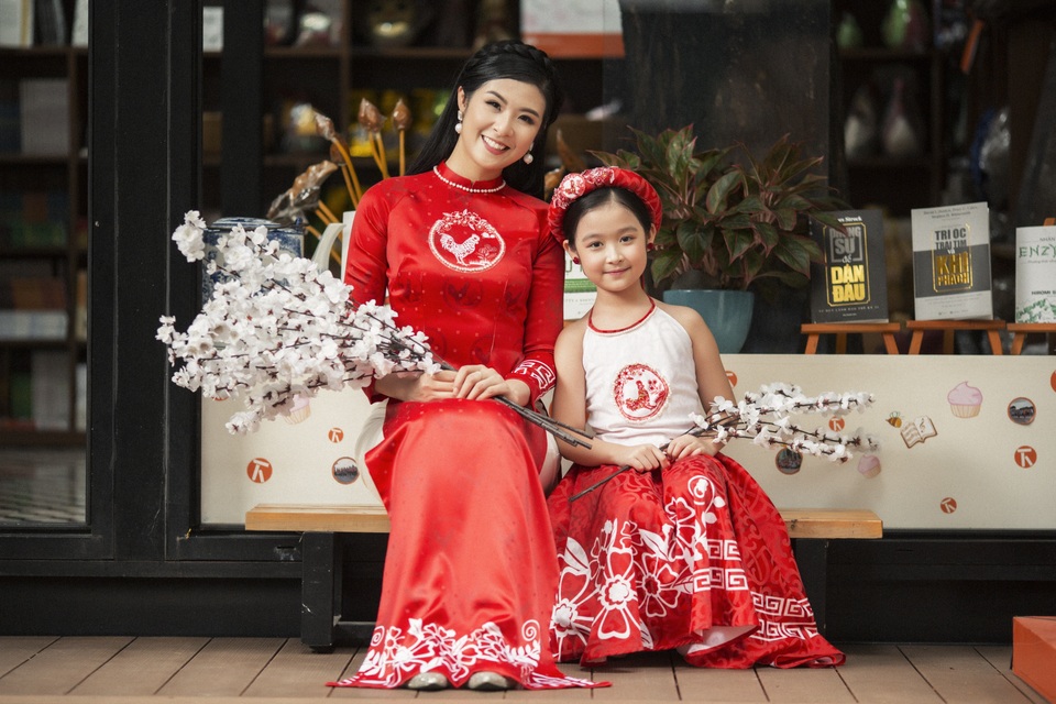 Bé Bảo Ngọc “Gương mặt thân quen” chuyên nghiệp làm mẫu cùng HH Ngọc Hân - 4 Bé Bảo Ngọc “Gương mặt thân quen” chuyên nghiệp làm mẫu cùng HH Ngọc Hân - 4